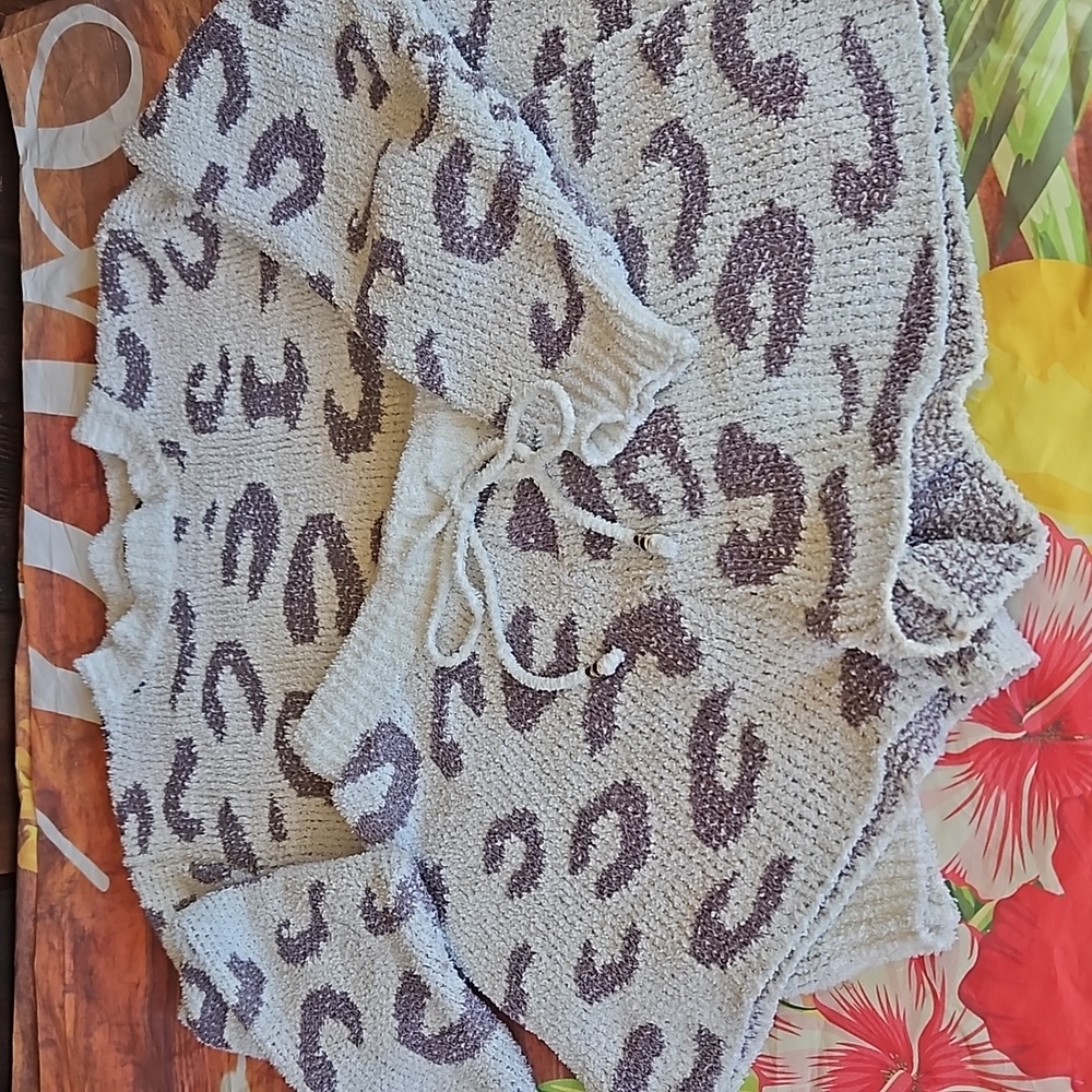 M Leapord pajama set